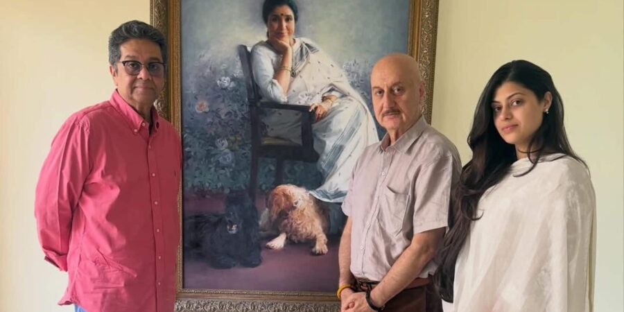 Anupam Kher: ‘हर कोने में गूंज रही थी उनकी आवाज’, सुरों की मल्लिका आशा भोंसले के घर पहुंचे अनुपम खेर