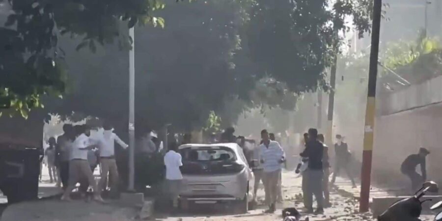 Noida Protest Updates: नोएडा में कर्मचारियों के हिंसक प्रदर्शन से कई सेक्टरों में लगा महाजाम, पुलिस ने दागे आंसू गैस के गोले, जानें- क्या है मांग