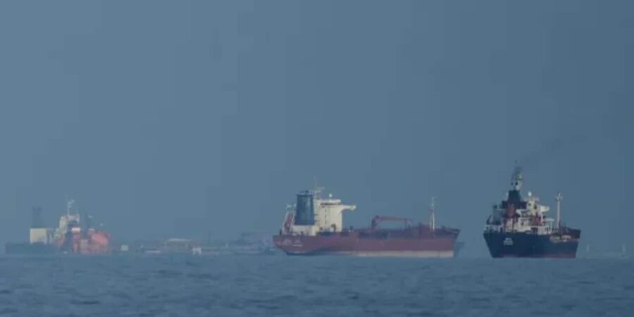 US-Iran War: होर्मुज पार करने की कोशिश कर रहे दो जहाजों पर फायरिंग, 20 जहाजों ने लिया यूटर्न