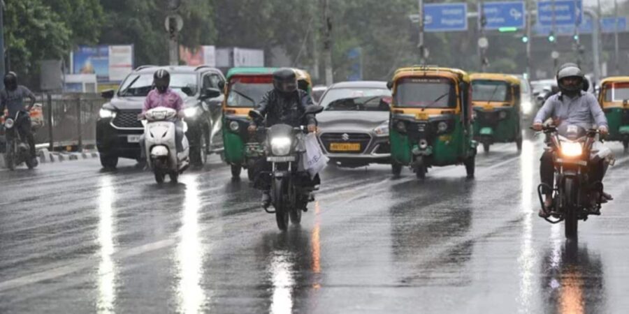 Delhi Weather: बारिश और ओले के बाद दिल्ली के मौसम में बड़ा बदलाव, तापमान गिरने से लोगों को भीषण गर्मी से मिली राहत