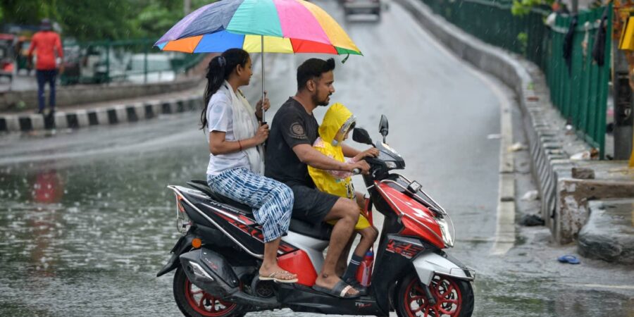 Delhi Weather Update: भीषण गर्मी के बीच दिल्ली में मौसम का बड़ा उलटफेर, बारिश-ओलों ने दी राहत, AQI हुआ बेहतर