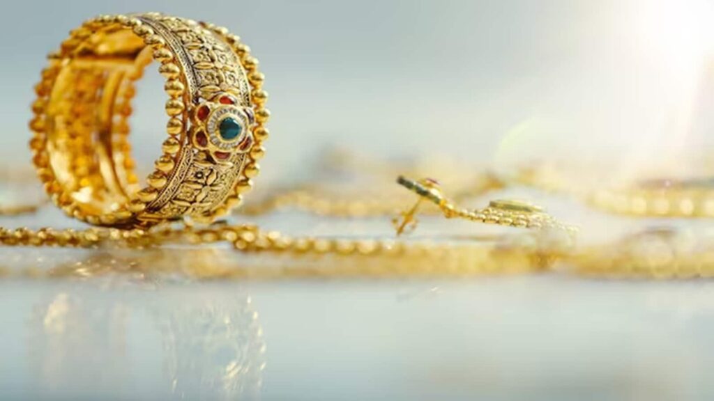 Gold Price Today: और सस्ता हुआ गोल्ड, चांदी भी पड़ी फीकी, चेक करें दिल्ली से लखनऊ-पटना तक सोने का भाव