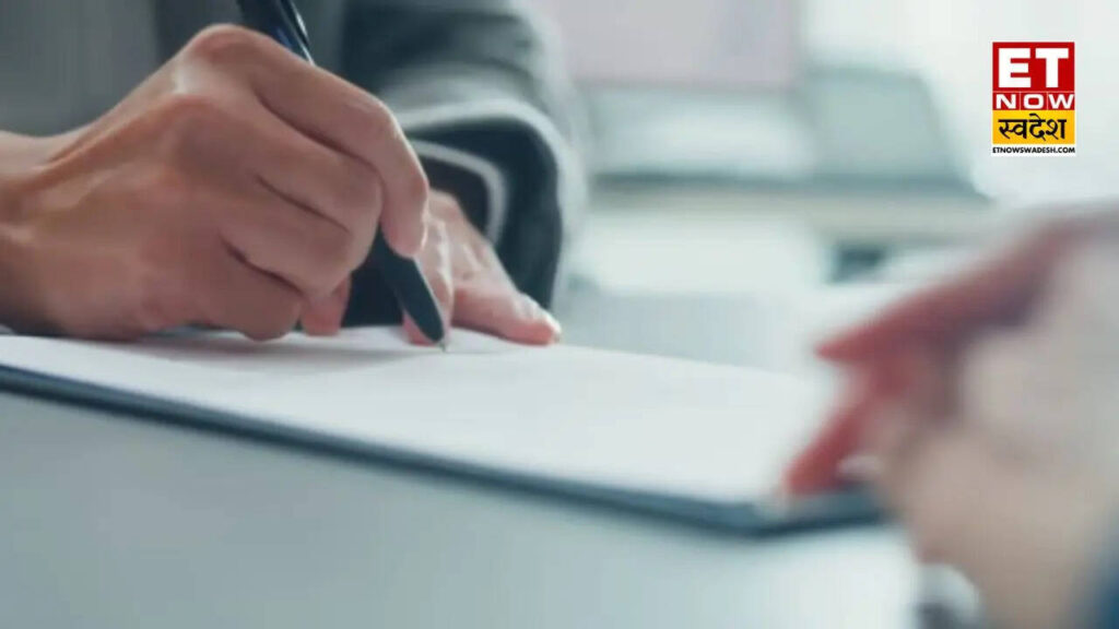 Loan Guarantor Risk: गारंटर बनना पड़ सकता है भारी! EMI डिफॉल्ट होने पर कैसे क्रेडिट स्कोर से लेकर संपत्ति तक पड़ सकता है असर