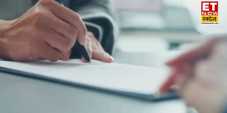 Loan Guarantor Risk: गारंटर बनना पड़ सकता है भारी! EMI डिफॉल्ट होने पर कैसे क्रेडिट स्कोर से लेकर संपत्ति तक पड़ सकता है असर Loan Guarantor Risk: गारंटर बनना पड़ सकता है भारी! EMI डिफॉल्ट होने पर कैसे क्रेडिट स्कोर से लेकर संपत्ति तक पड़ सकता है असर