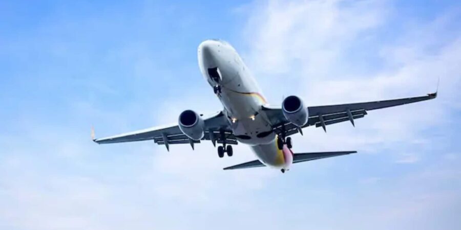 Travel Tips: फ्लाइट में फोन ऑन रखा तो क्या होगा? सच जानकर चौंक जाएंगे